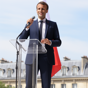 Bild: Emmanuel Macron bei einer Rede zum französischen Volk